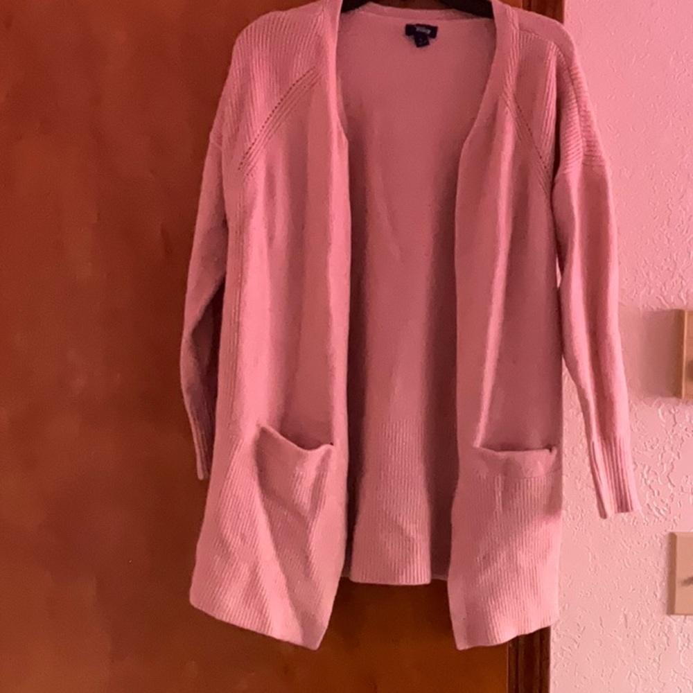 Pink open sweater, with front pockets.